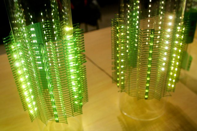 Stretchable LED lamp wrapped around a tube using a Tomoe type structure.